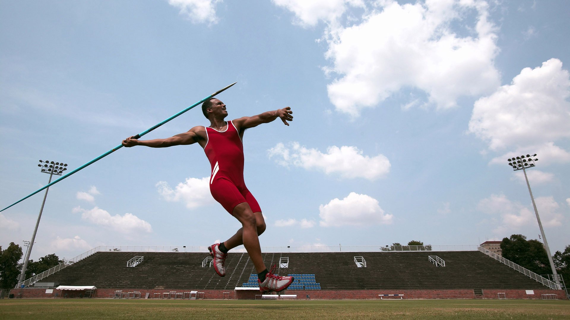 一站式服务平台-IG观众热烈欢呼！，姆巴佩迎来十赛季出色发挥气势如虹延续